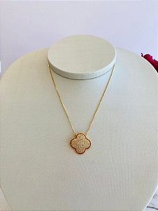 Colar dourado cleef