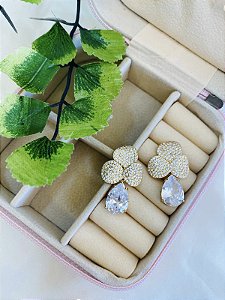 Brinco flor cravejado comgota cristal