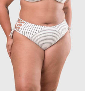 Hot pants trancada na lateral plus size
