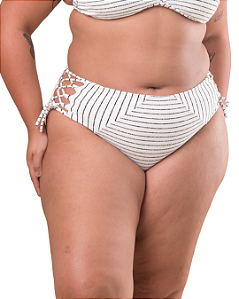 Hot pants trancada na lateral plus size