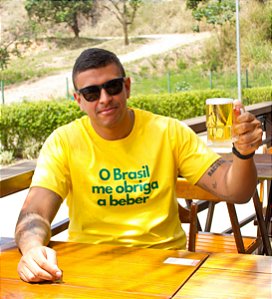 Camiseta O Brasil me obriga a beber