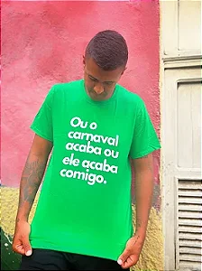 Camiseta Ou o carnaval acaba ou ele acaba comigo