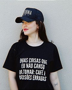 Camiseta Duas coisas que eu não canso de tomar: Café e decisões erradas