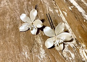 Pin Lírio em porcelana perolada 5,00 cm