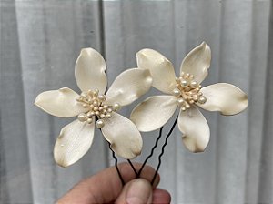 Dupla de Lirios com patina perolada no tom dourado clarinho /
