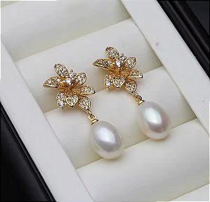 Brinco dourado , zircônias e pérolas de água doce  02889
