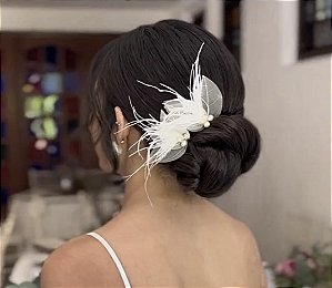 Pin folha com pérolas de água doce e plumas/ unidade