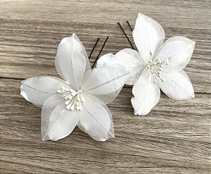 Lírio Carmen Unidade (em porcelana e organza de seda pura)