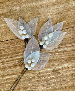 Pin com folhas e pérolas de água doce/ unidade