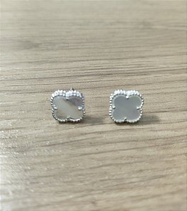 Brinco  Trevo Madre Pérola 10mm
