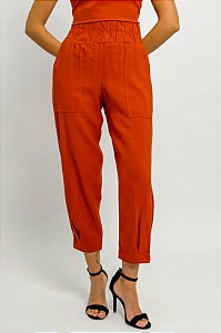 Calça Cenoura Detalhe Lateral Vazado