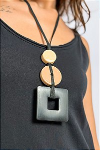 Colar Longo Peças Resina Quadrado Vazado