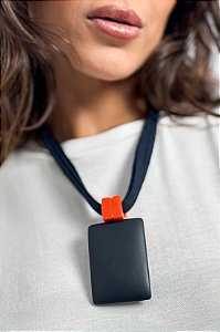 Colar Curto Bicolor Retângulo Resina