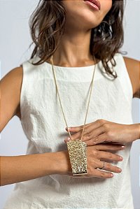 Colar Longo Metal Pingente Placa Martelada