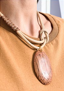 Colar Curto Cordas Pingente Madeira