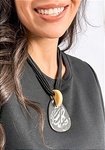 Colar Cordas Pingente Grande Desenho Abstrato