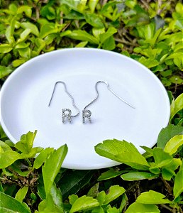 Brinco ear line com letra cravejada ANTIALÉRGICO