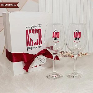 Caixa + 2 Taças para Vinho – “Eu Amo Ela / Eu Amo Ele