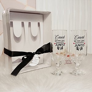 Caixa com Visor + 2 Taças Floripa – “Casal que Bebe Junto, Permanece Junto”
