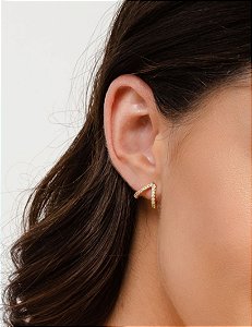 Brinco triângulo ear hook zircônias cravejadas folheado a ouro 18K hipoalergênico