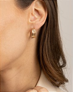 Brinco argola amassada robusta folheado a ouro 18K hipoalergênico
