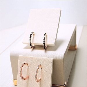 Brinco argola com cristais pretos folheado a ouro 18K hipoalergênico