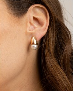 Brinco pérola base cone folheado a ouro 18K hipoalergênico