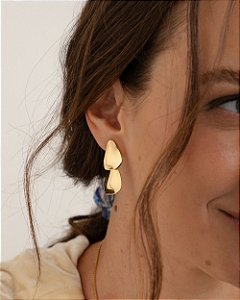 Brinco duas gotas onduladas estilizadas folheado a ouro 18K hipoalergênico