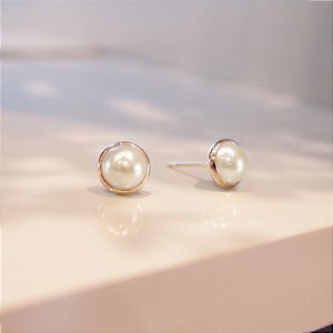 Brinco meia pérola moldura folheado a ouro 18K hipoalergênico