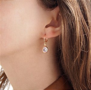Brinco argola click com pingente em gota de zircônia folheado a ouro 18K hipoalergênico