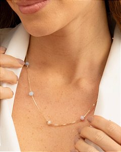 Colar delicado com cristais tom pastel folheado a ouro 18K hipoalergênico