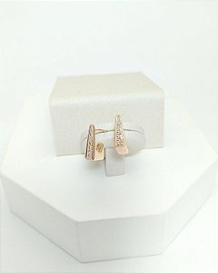 Brinco em formato de triângulo alongado cravejado de zircônias folheado a ouro 18K hipoalergênico