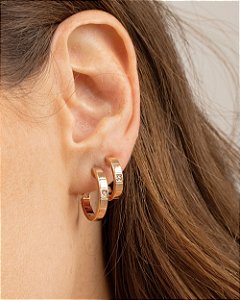 Brinco argola M reta com detalhes quadrados cravejados de zircônias folheado a ouro 18K hipoalergênico