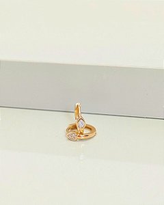 Brinco argola click detalhe gota de zircônia folheado a ouro 18K hipoalergênico