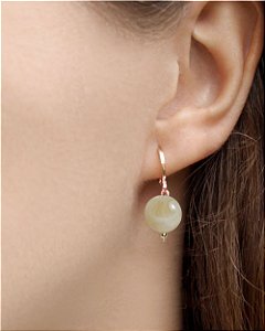 Brinco argola click com pingente pedra sintética bege marmorizada folheado a ouro 18K hipoalergênico