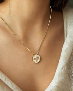 Colar pingente Espírito Santo cravejado de zircônias folheado a ouro 18K hipoalergênico