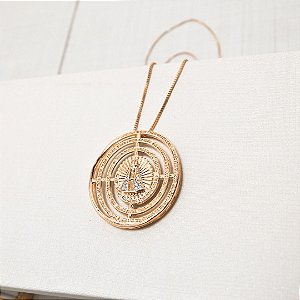Colar pingente Nossa Senhora Aparecida com detalhe de zircônias cravejadas folheado a ouro 18K hipoalergênico