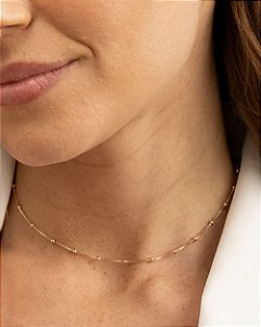 Colar choker bolinhas delicadas folheado a ouro 18K hipoalergênico