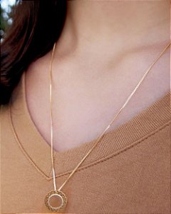 Colar longo pingente vazado círculo com corações e detalhe e zircônias cravejadas folheado a ouro 18K hipoalergênico