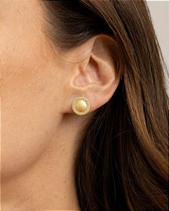 Brinco círculo liso com moldura cravejada de zircônias folheado a ouro 18K hipoalergênico