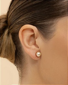 Brinco pérola detalhe garras folheado a ouro 18K hipoalergênico