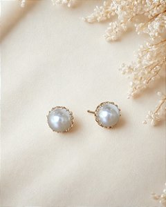 Brinco pérola detalhe garras folheado a ouro 18K hipoalergênico