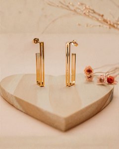 Brinco argola retangular detalhe duas listras folheado a ouro 18K hipoalergênico