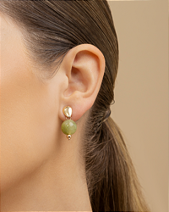 Brinco bola verde sintética base gota folheado a ouro 18K hipoalergênico
