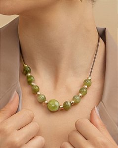 Colar pedras verdes fio marrom centro pedra chata folheado a ouro 18K hipoalergênico