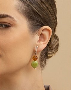 Brinco longo pedra marrom âmbar e verde folheado a ouro 18K hipoalergênico.