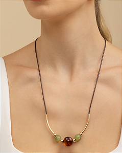 Colar médio detalhe pedra marrom âmbar e verde folheado a ouro 18K hipoalergênico