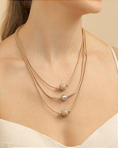 Maxicolar 3 voltas pérola rosé e craquelada sintética folhado a ouro 18K hipoalergênico