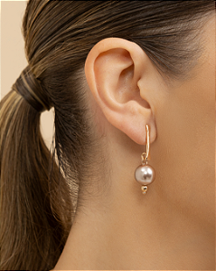 Brinco com pérola rosé base alongada folheado a ouro 18K hipoalergênico
