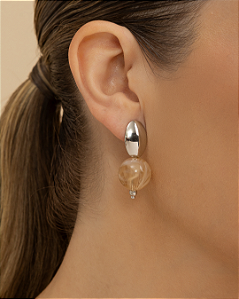 Brinco base oval pedra sintética esfera nude translúcida marmorizada folheado a ródio hipoalergênico